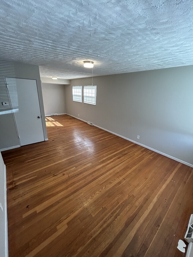 Building Photo - Beautiful 2 Bedroom & 1 Bathroom Bungalow ...