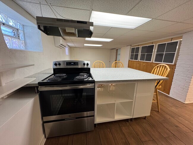 Foto del edificio - 1239 Disston St Unit 2