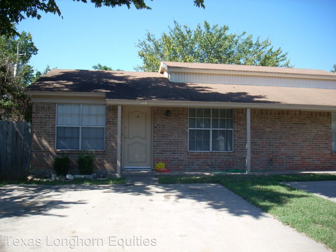 Primary Photo - 418 Oakwood Ln