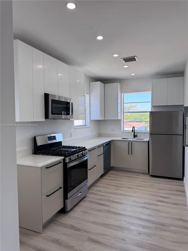 Building Photo - 950 79th Terrace