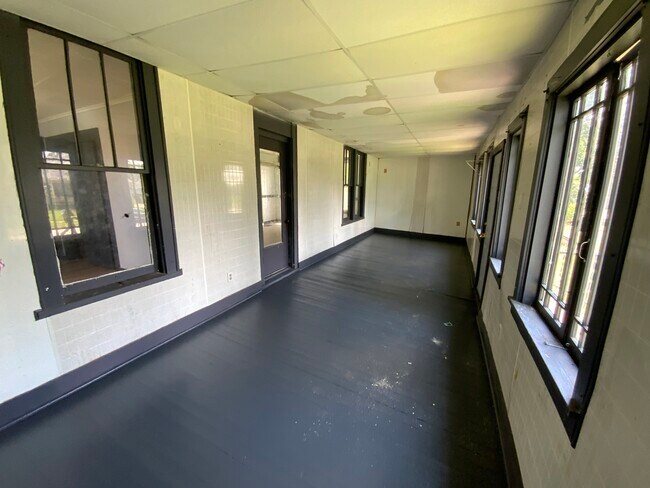 Building Photo - 33 Bismark St