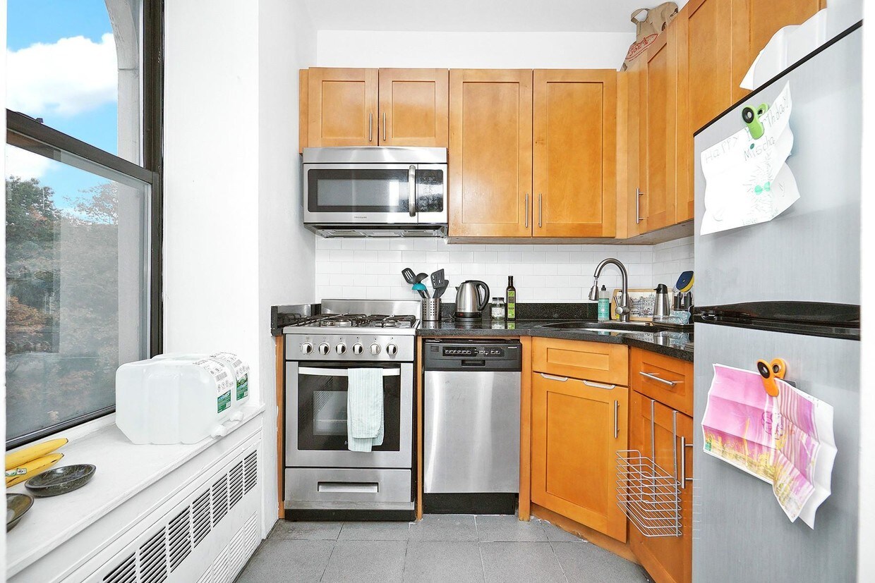 Primary Photo - 300 Manhattan Ave