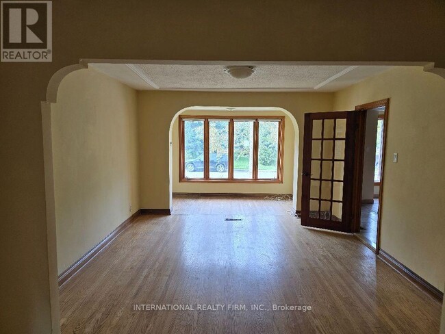 Building Photo - 607 Coldstream Ave