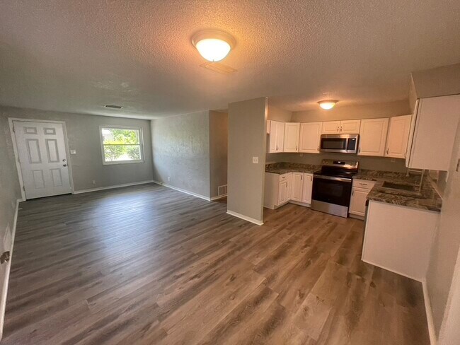 Building Photo - 1500 Wildrose Ln