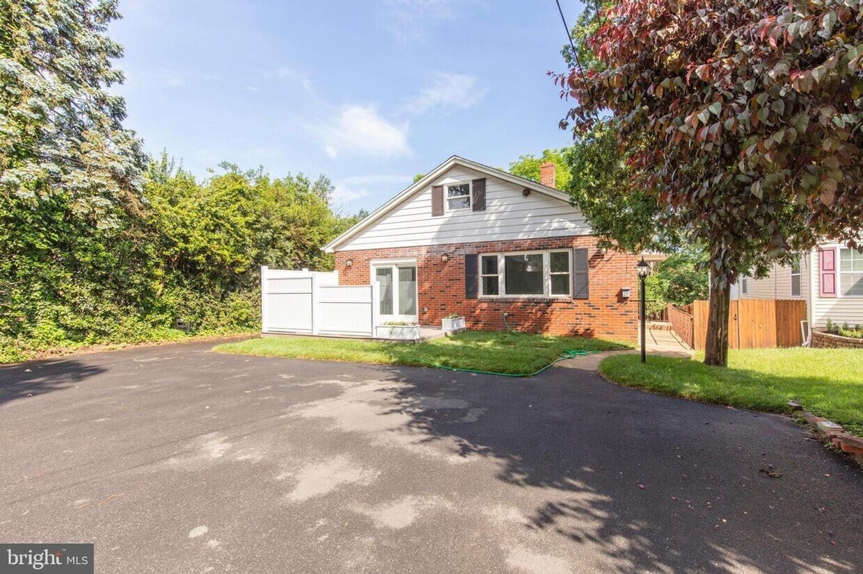 35 Springfield Ave Unit A, Flourtown, PA 19031 Room for Rent in