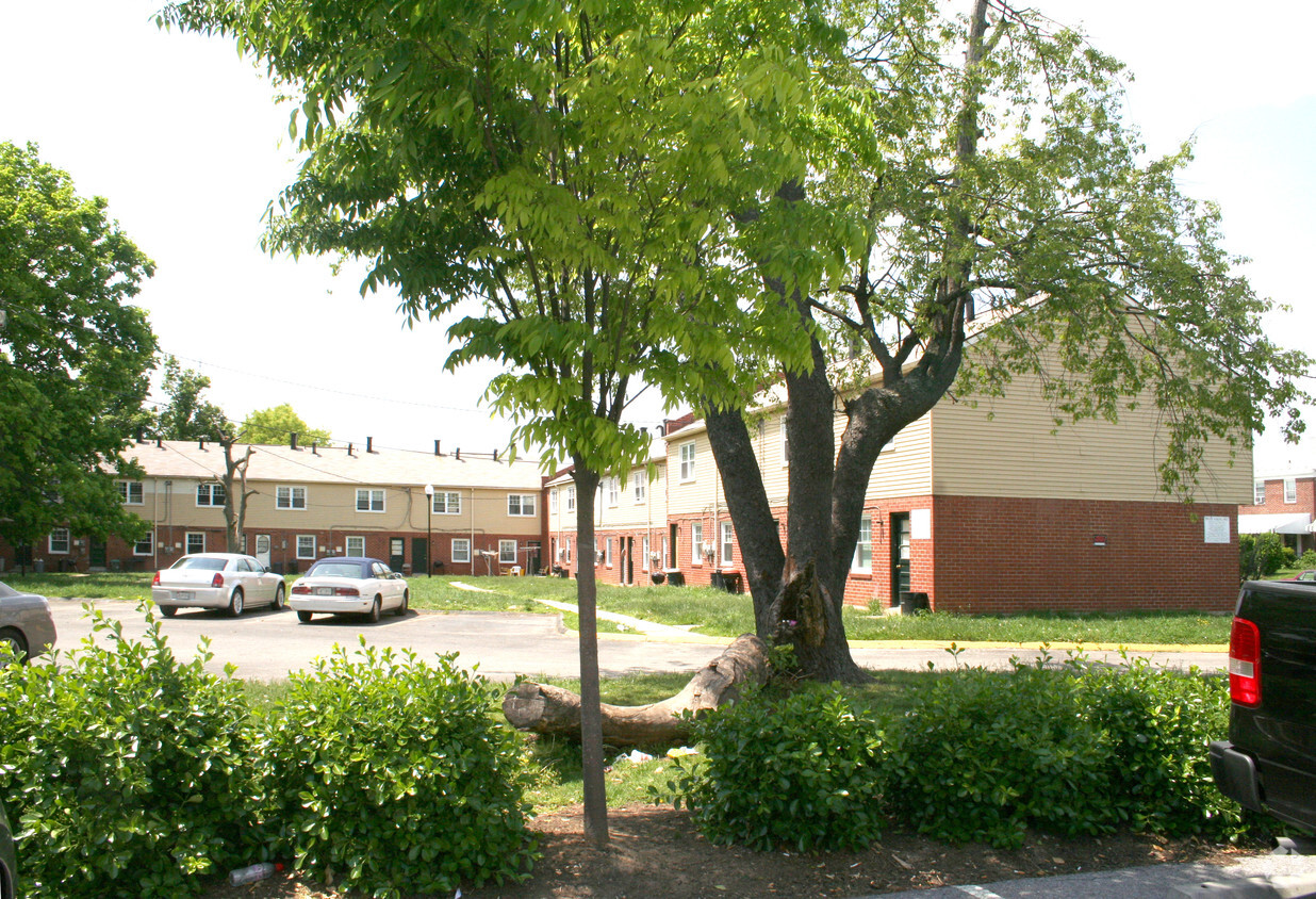 Building Photo - Garrison Ave Townhomes