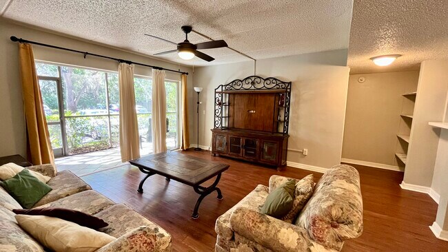 Sala de estar - 14115 Mossy Glen Ln