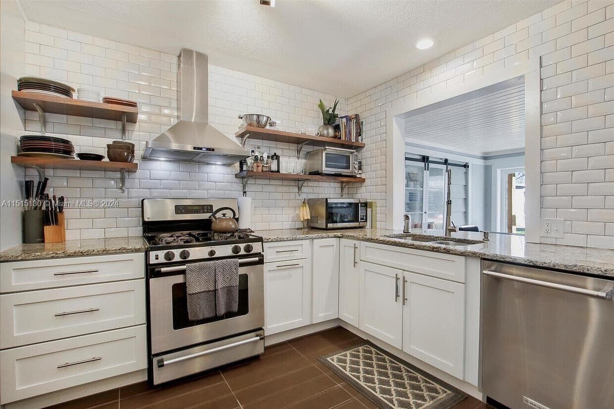 Primary Photo - 104 N Brookside St
