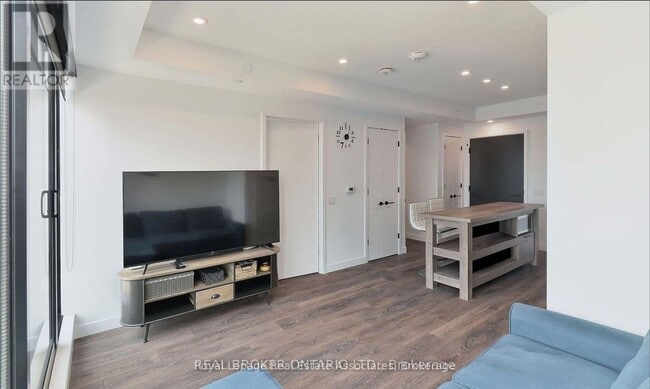 Building Photo - 505 Richmond St W