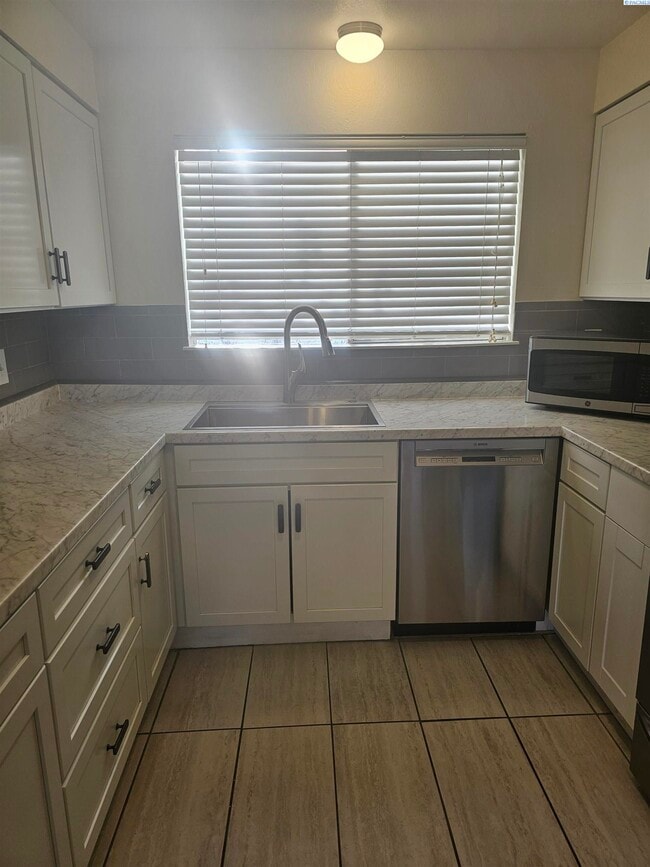 Building Photo - Completely Remodeled Condo; Very Private & Quiet