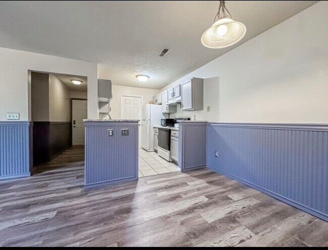 Building Photo - 648 Friars Ln