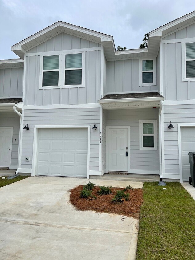 Primary Photo - 1630 Iroquois Ct