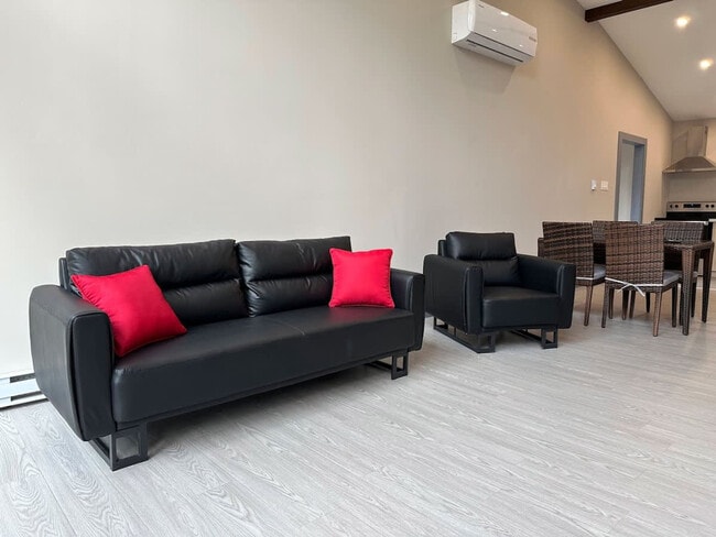 Photo du bâtiment - 16 Englewood Ln