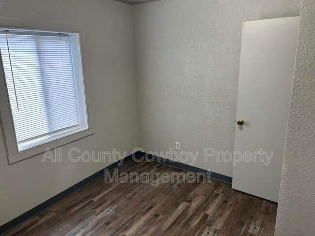 Building Photo - 862 N 5th St