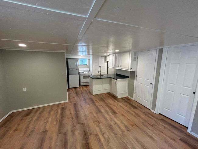 Building Photo - 2019 W Cucharras St