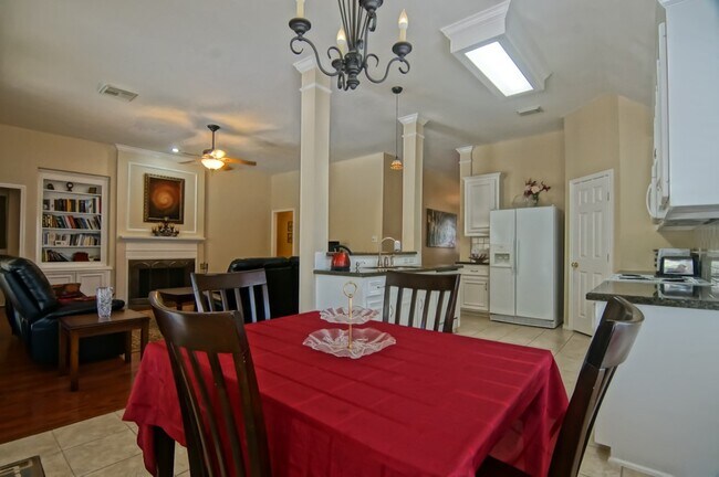 Foto del edificio - 3819 Shady Breeze Dr