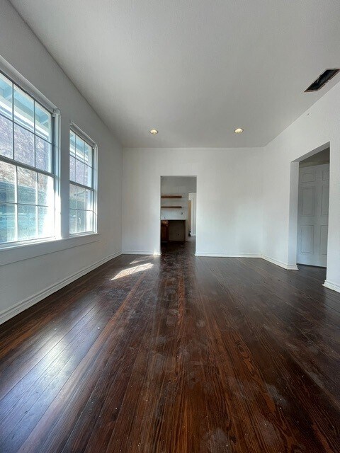 Building Photo - 422 S Glasgow Dr