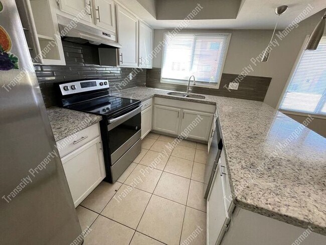Foto del edificio - 3 Bedroom Townhouse, Great Location 43rd A...