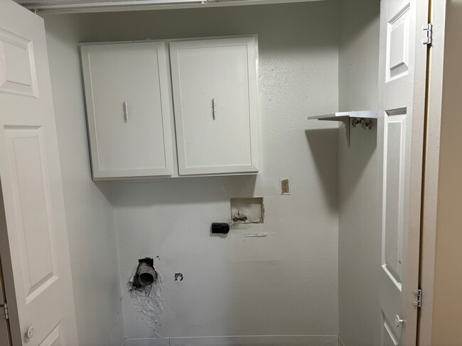 Washer/Dryer Hookups - 923 S Zeno Way