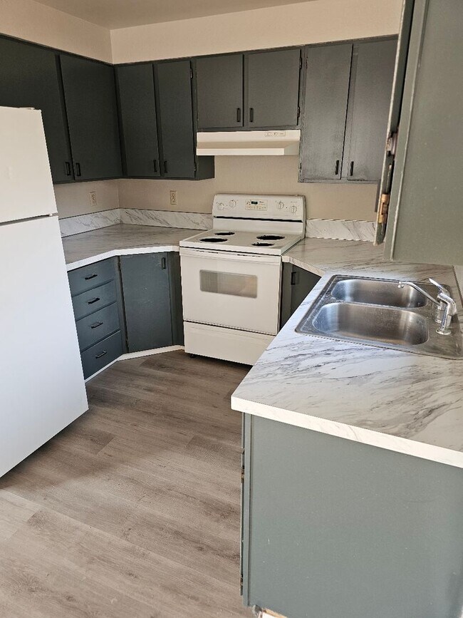 Building Photo - Cute Duplex! One car garage in great locat...