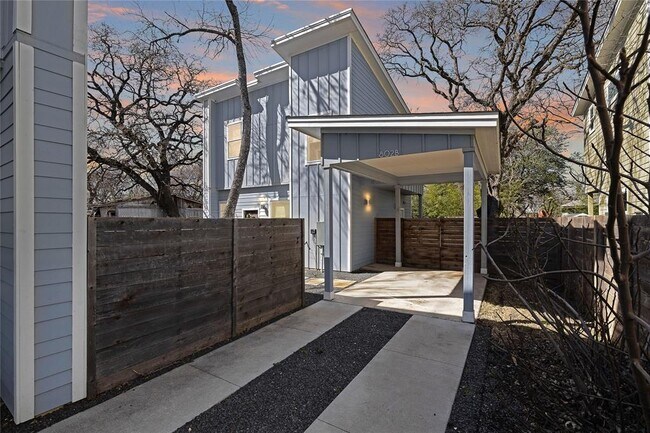 Building Photo - 802 Valdez St