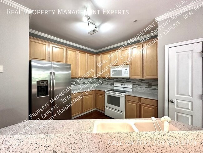 Building Photo - Beautiful 3BR/2.5BA Townhouse in Villages ...