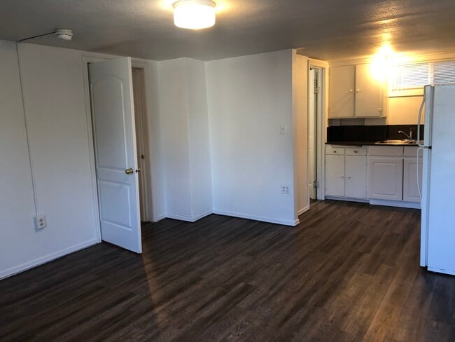 Building Photo - 634 NE Gray Ln