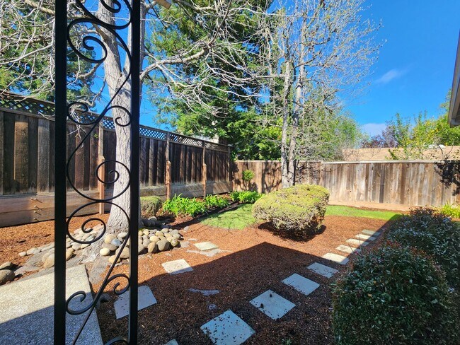 Foto del edificio - Updated 3 bedroom Redwood City home, on cu...