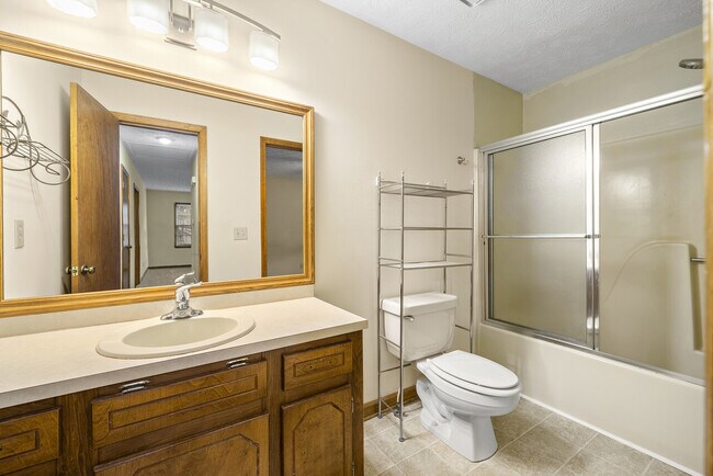 Building Photo - 104 McWhirter
