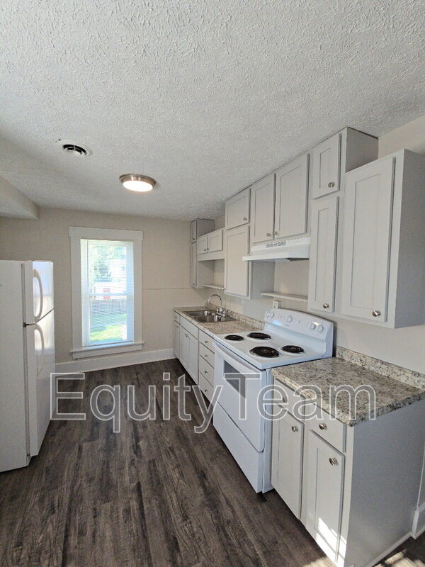 Building Photo - 128 N River St