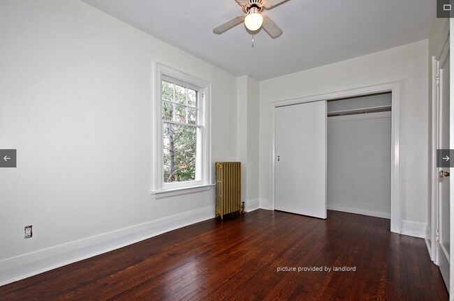 Photo du bâtiment - SPACIOUS, Bright, 1000 SQFT Upper unit in High Park.