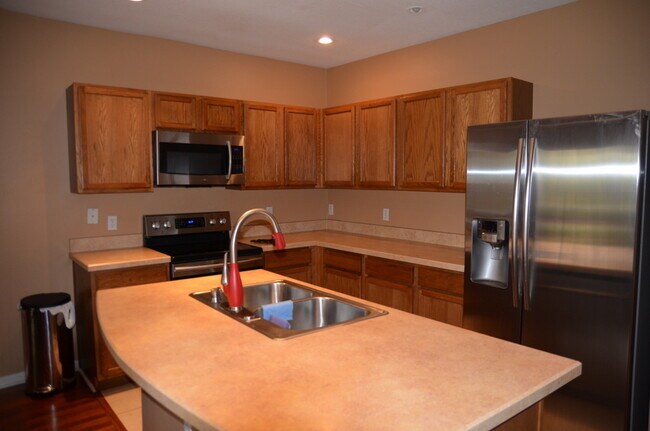 Building Photo - Cute 3/2.5 Townhouse in Tivoli Gardens of ...