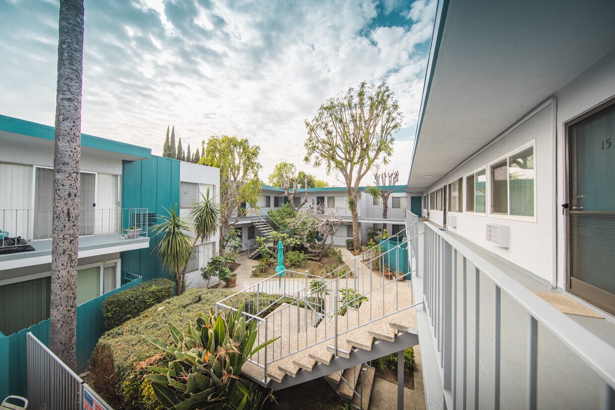Primary Photo - Valley Paradise Apartments