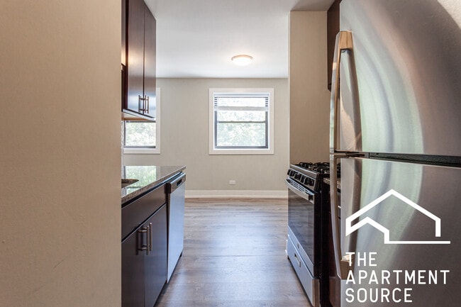 Building Photo - 529 W Surf St