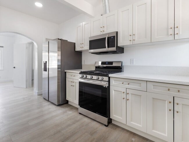 Interior Photo - 1524-1530 N Sycamore St