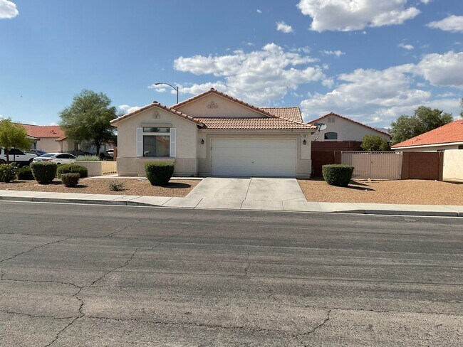 Foto del edificio - Great 1 story home 4br, 2bath, 2cg, RV gat...