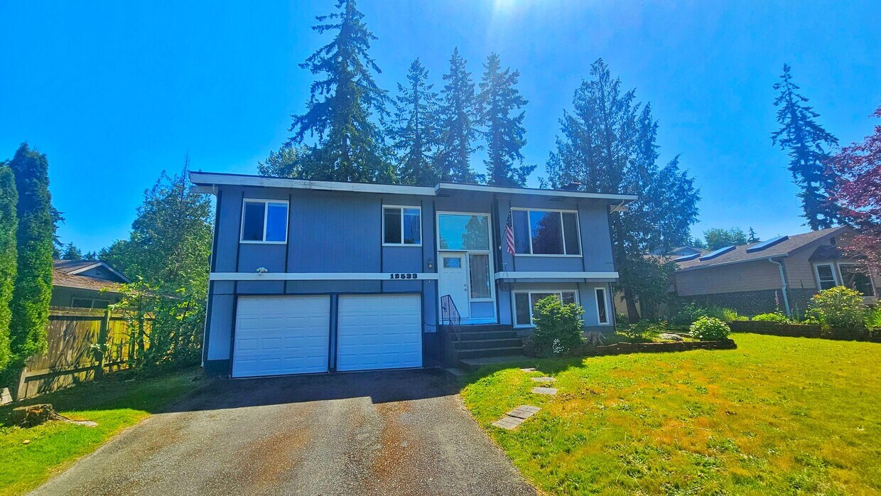 Foto principal - 3 Bed, 2 Bath 2 Story Home in Sought After...