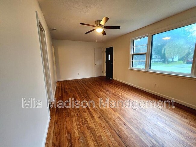 Building Photo - 105 Evora St