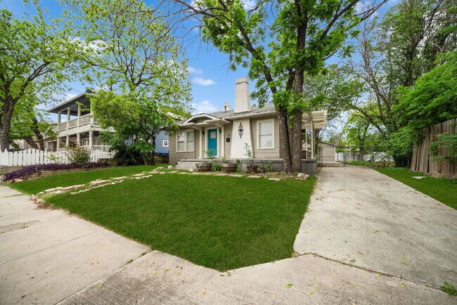 Foto del edificio - 629 E Woodlawn Ave