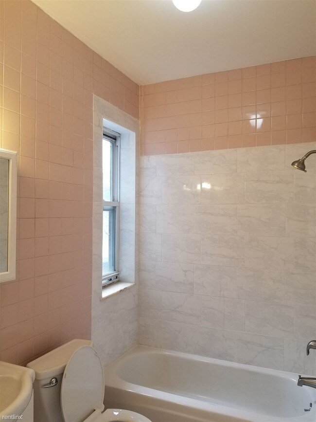 Building Photo - 3 br, 1 bath Triplex - 5314 N Clark St Apt 3