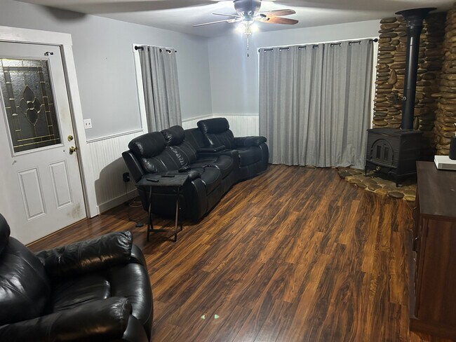 Foto del edificio - 645 Millbridge Rd