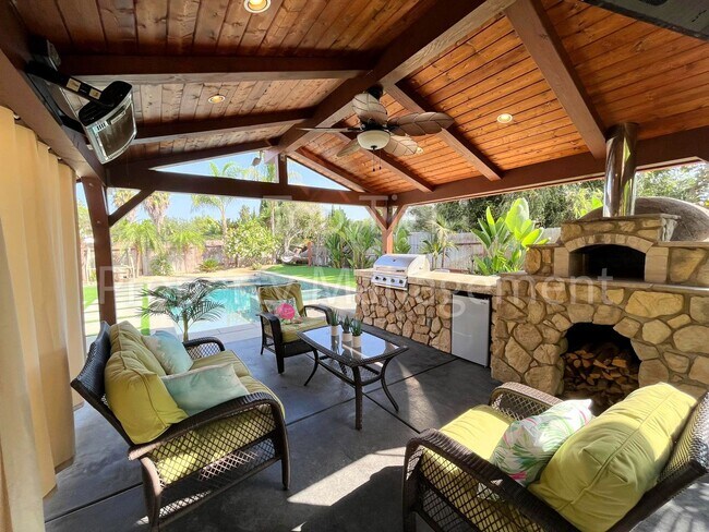 Foto del edificio - Stunning 4BR Home with Pool, Spa & Outdoor...