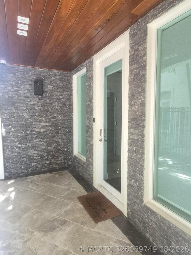 Building Photo - 71 Isle of Venice Dr