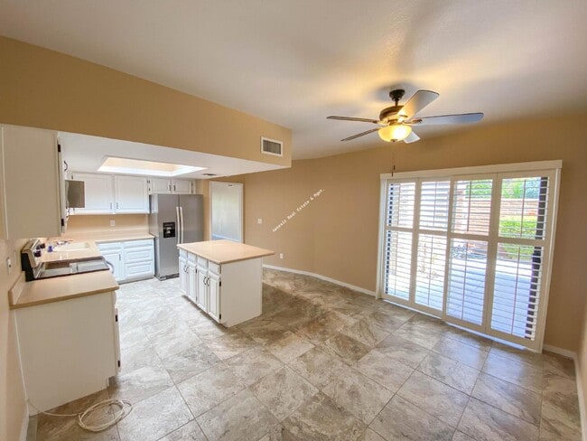 Building Photo - "Charming 2-Bed, 2-Bath Townhouse with Cozy Fireplace in Tucson's Scenic Sunrise Territory neighb...