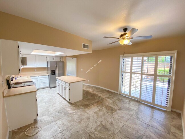 Foto del edificio - "Charming 2-Bed, 2-Bath Townhouse with Cozy Fireplace in Tucson's Scenic Sunrise Territory neighb...
