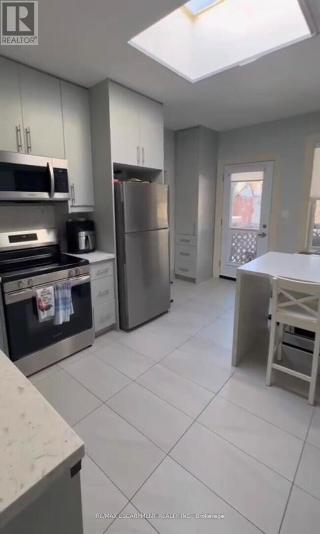 Building Photo - 971.5 Main St E