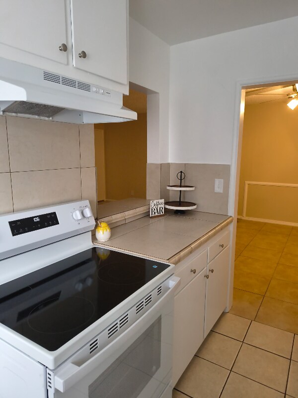 Building Photo - 400 E Live Oak St