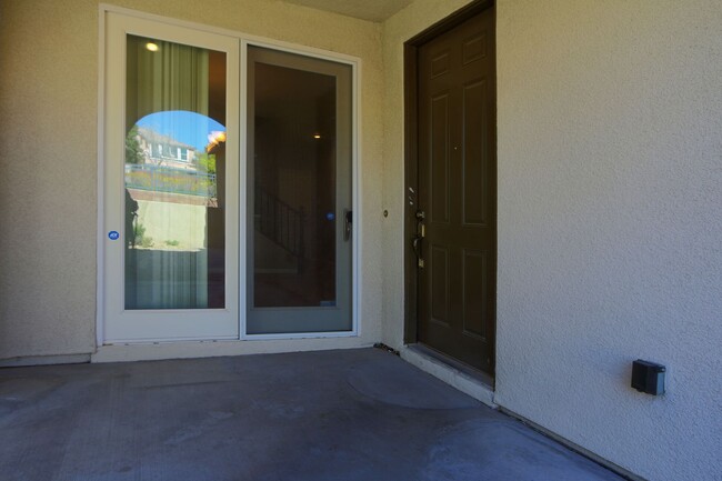 Building Photo - Step into  luxurious simplicity
