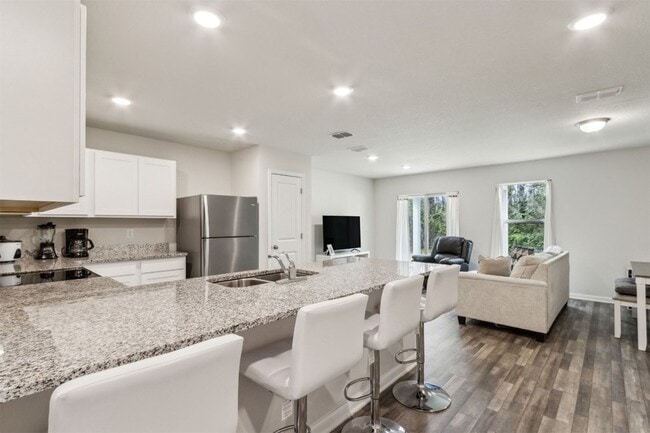 Building Photo - 45356 Red Brick Dr