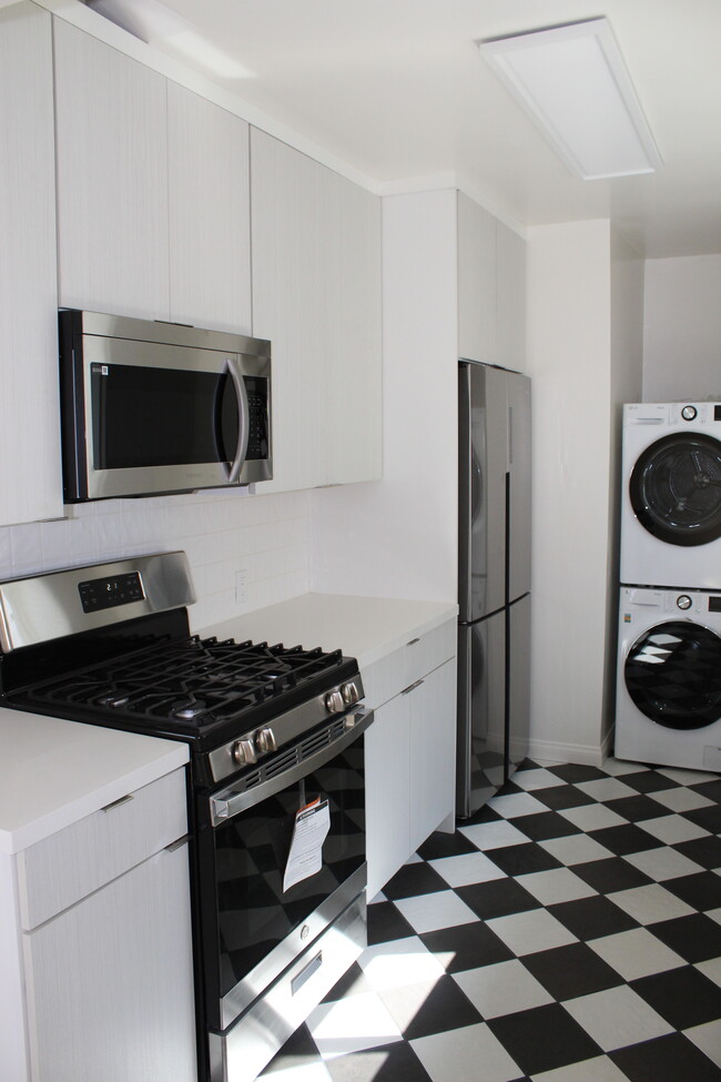 Building Photo - 5804 San Vicente Blvd